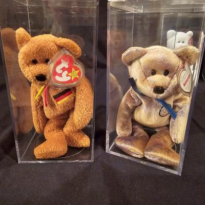 Assorted Beanie Baby Collectibles in Cases ( BDB-JS)