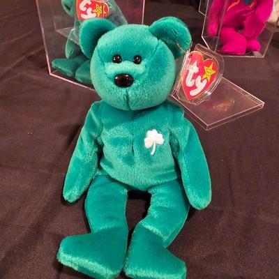 Assorted Beanie Baby Collectibles in Cases ( BDB-JS)