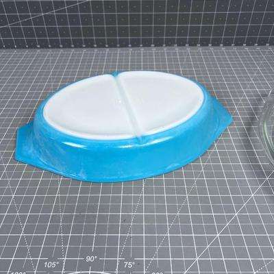 1-1/2 Turquoise Divided Dish with LID - PYREX 
