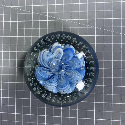 Paper Weight Signed St. Clair 1971 Spectacular Glass with Light Blue Flower. 