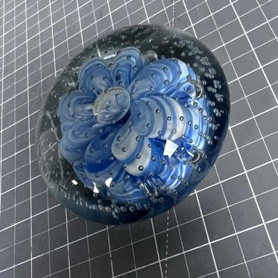 Paper Weight Signed St. Clair 1971 Spectacular Glass with Light Blue Flower. 