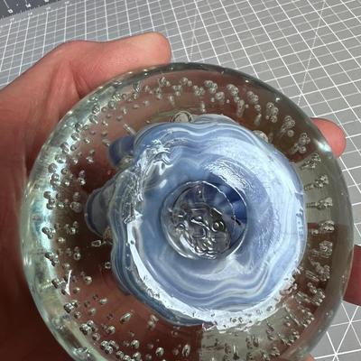 Paper Weight Signed St. Clair 1971 Spectacular Glass with Light Blue Flower. 