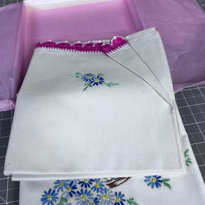 Darling Never Used Hand Made Embroider CATS in a Basket