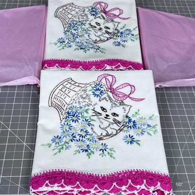 Darling Never Used Hand Made Embroider CATS in a Basket