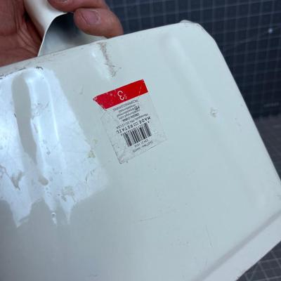 2 Dust Pans 