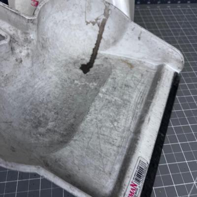 2 Dust Pans 