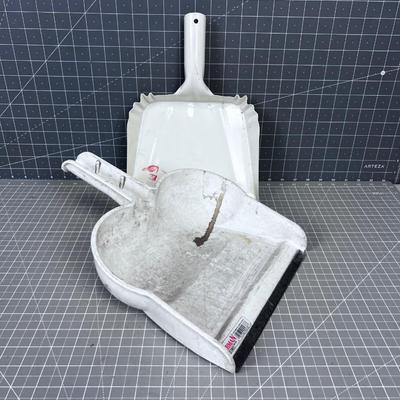 2 Dust Pans 