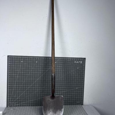 Round Nose Shovel 