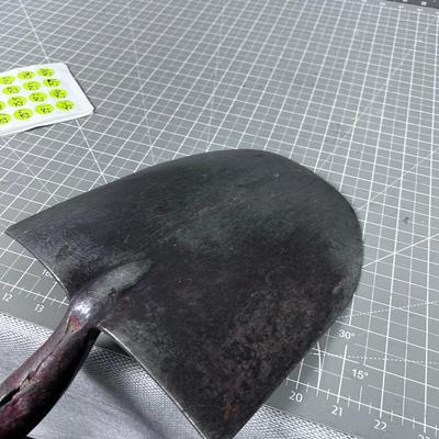 Round Nose Shovel 