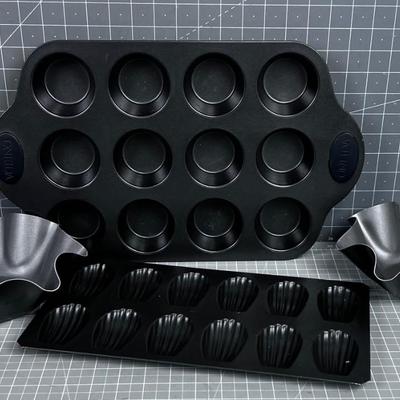Muffin Tins CORNBREAD (4) Pans total