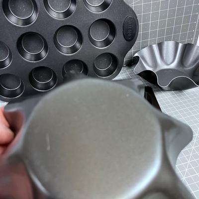 Muffin Tins CORNBREAD (4) Pans total
