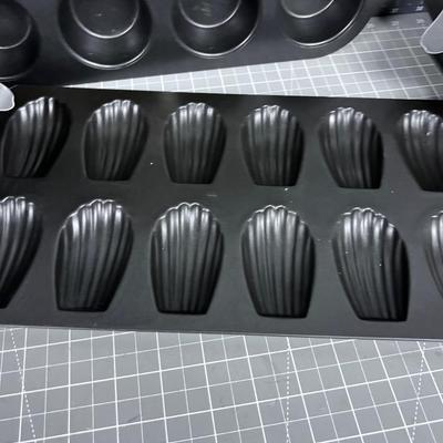 Muffin Tins CORNBREAD (4) Pans total