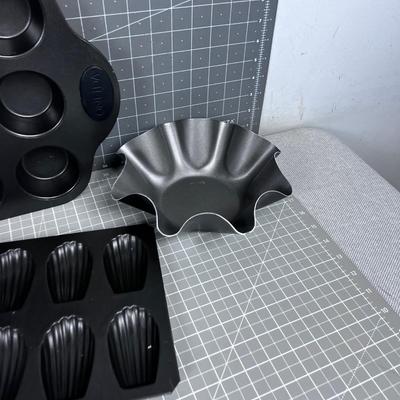 Muffin Tins CORNBREAD (4) Pans total