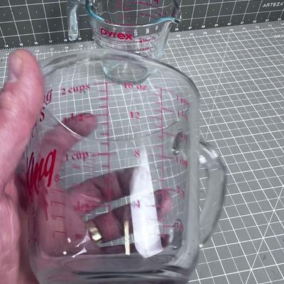2 Glass Measuring Cups Fire King and Pyrex 