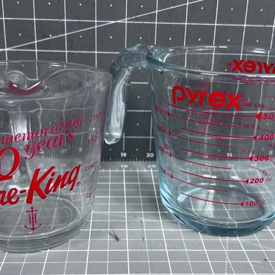 2 Glass Measuring Cups Fire King and Pyrex 