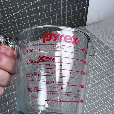 2 Glass Measuring Cups Fire King and Pyrex 