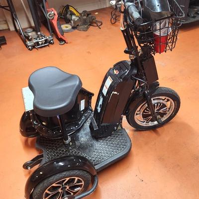 Lot #111 Mototec Electric Big Wheel Trike 800W Mobility Scooter - works