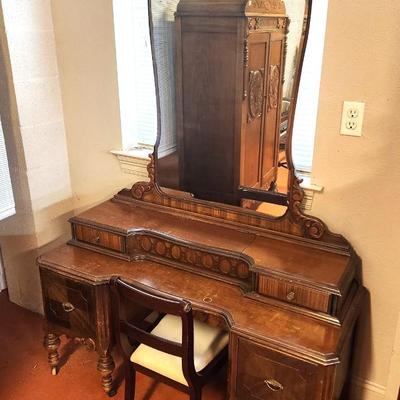 Lot #113 Antique 1920's era Vanity/Dressing Table with Mirror