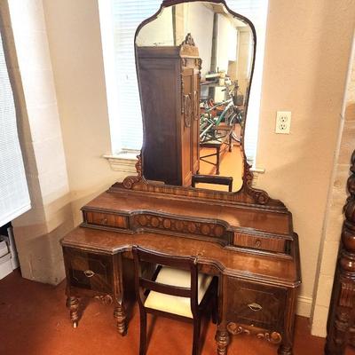 Lot #113 Antique 1920's era Vanity/Dressing Table with Mirror