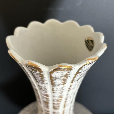 LOT 24: Vintage Haeger Pottery Vase: Gold Tweed Glaze, 24k
