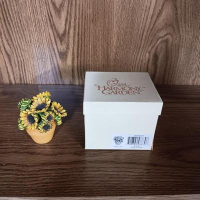 DISNEY POOH & FRIENDS FIGURINE AND LORD BYRON'S HARMONY GARDEN