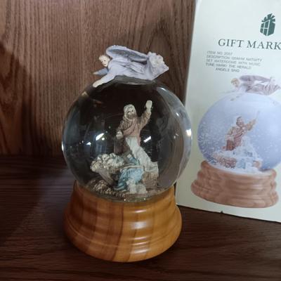 2 MUSICAL SNOWGLOBES
