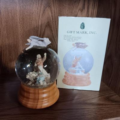 2 MUSICAL SNOWGLOBES
