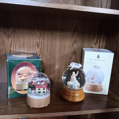 2 MUSICAL SNOWGLOBES