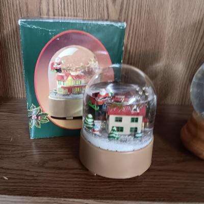 2 MUSICAL SNOWGLOBES
