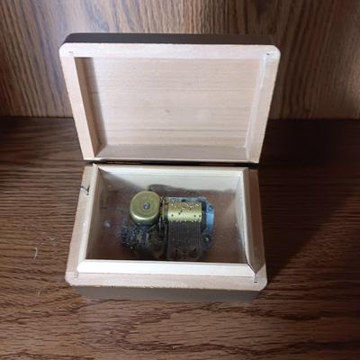 HUMMEL SWISS MUSIC BOX AND 2 BRASS RABBITS