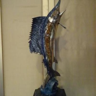 LOT 15A: LARGE PATINATED BRONZE MARLIN SCULPTUERE ON MARBLE BASE