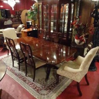 LOT 98C: THOMASVILLE MAHOGANY DINING TABLE WITH 6 CHAIRS, 2 LEAVES