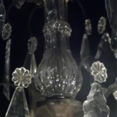 LOT 94B: 9 LIGHT CRYSTAL CHANDELIER WITH CRYSTAL DROPS