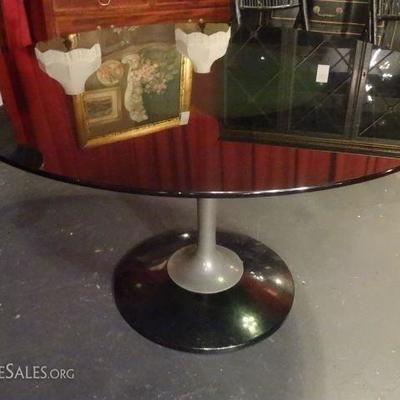 LOT 96E: MID CENTURY BLACK GLASS DINING TABLE, TULIP BASE