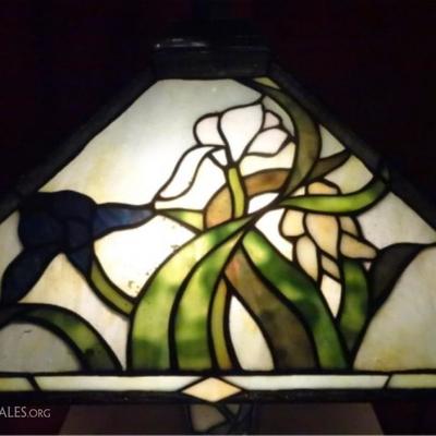 LOT 8: TIFFANY STYLE LEADED GLASS TABLE LAMP