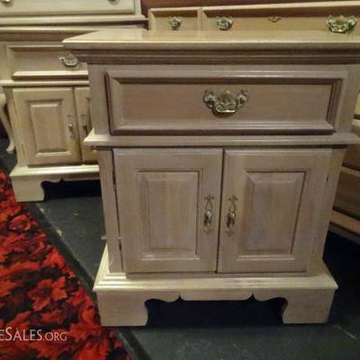 LOT 103A: 4 PC CHIPPENDALE STYLE BEDROOM SET