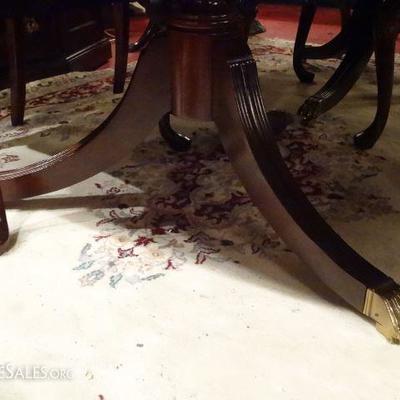 LOT 98C: THOMASVILLE MAHOGANY DINING TABLE WITH 6 CHAIRS, 2 LEAVES