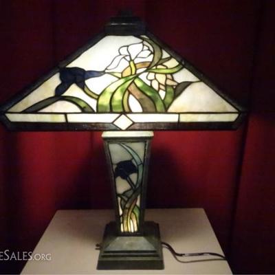 LOT 8: TIFFANY STYLE LEADED GLASS TABLE LAMP