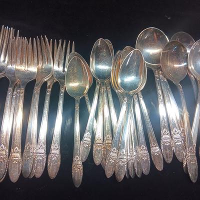 WM ROGERS SILVER PLATED 8 PLACE SETTING WITH EXTRAS