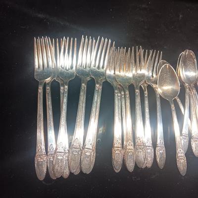 WM ROGERS SILVER PLATED 8 PLACE SETTING WITH EXTRAS