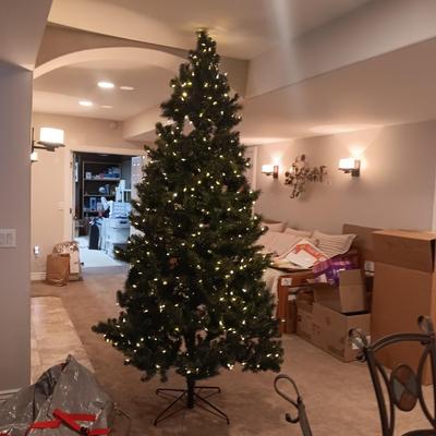 BEAUTIFUL COLOR OR WHITE 9 FT LIT TREE WITH STORAGE ROLLING BAG
