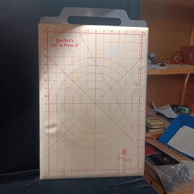 QUILTER'S CUT & PRESS II BOARD WITH MANY CRAFT/PATTERN BOOKS
