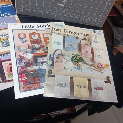 QUILTER'S CUT & PRESS II BOARD WITH MANY CRAFT/PATTERN BOOKS