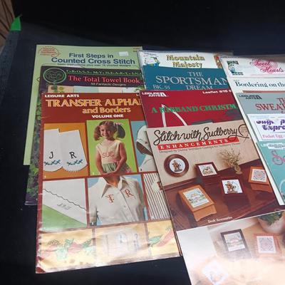 QUILTER'S CUT & PRESS II BOARD WITH MANY CRAFT/PATTERN BOOKS
