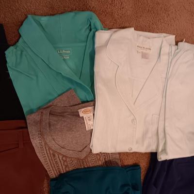 XL - XXL LADIES SHIRTS, CAPRIS AND VEST PLUS SOCKS