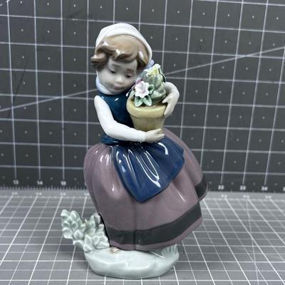 LLADRO Girl with the Flower Pot