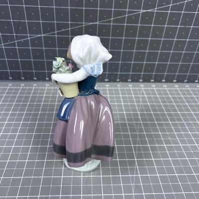 LLADRO Girl with the Flower Pot