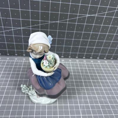 LLADRO Girl with the Flower Pot