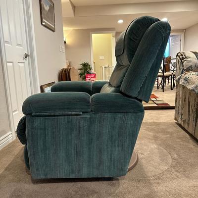 LA-Z-BOY/LAZY BOY RECLINER W/ARMREST STORAGE