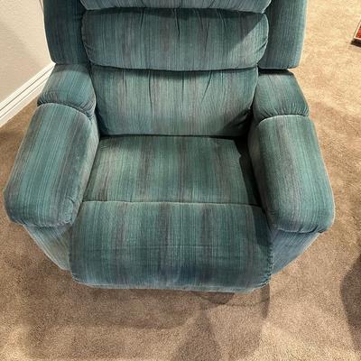 LA-Z-BOY/LAZY BOY RECLINER W/ARMREST STORAGE